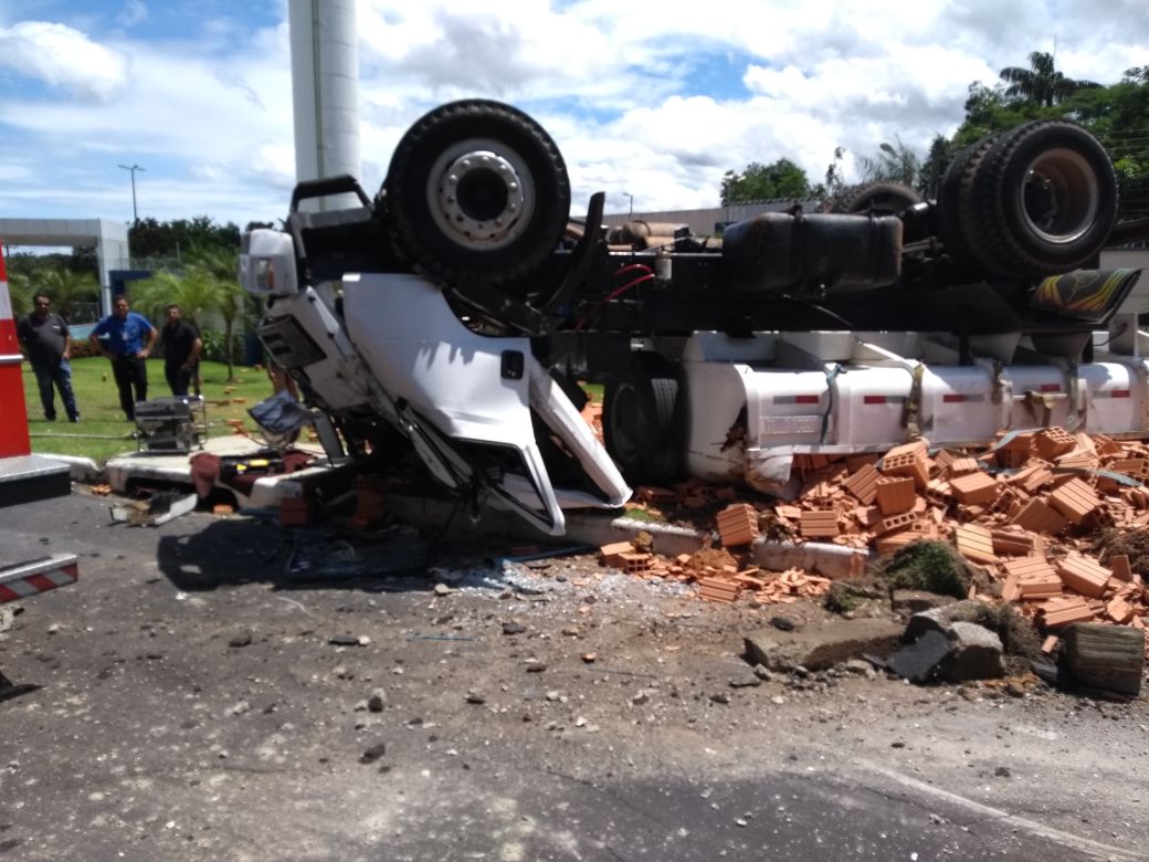 Quatro homens ficam feridos após carreta tombar em Manaus; Motorista ficou preso às ferragens