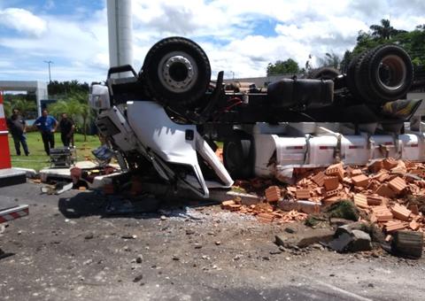 Quatro homens ficam feridos após carreta tombar em Manaus; Motorista ficou preso às ferragens