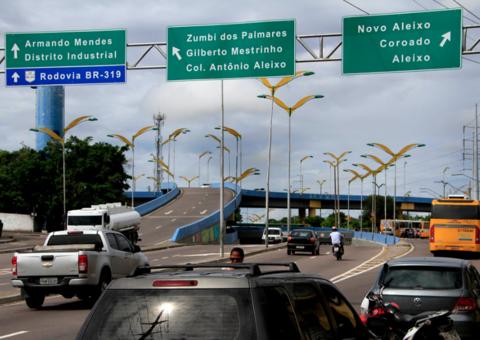 Avenidas ganham novas placas de orientação em Manaus