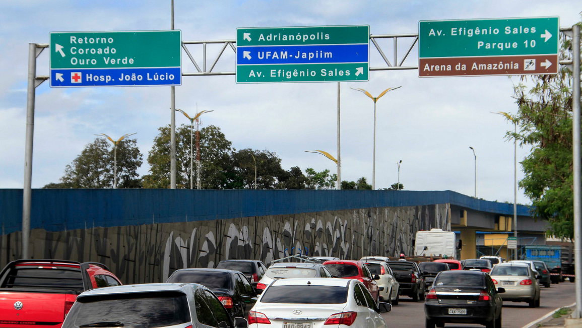 Avenidas ganham novas placas de orientação em Manaus