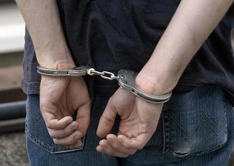 Polícia persegue carro suspeito e prende suposto chefe de tráfico em Manaus