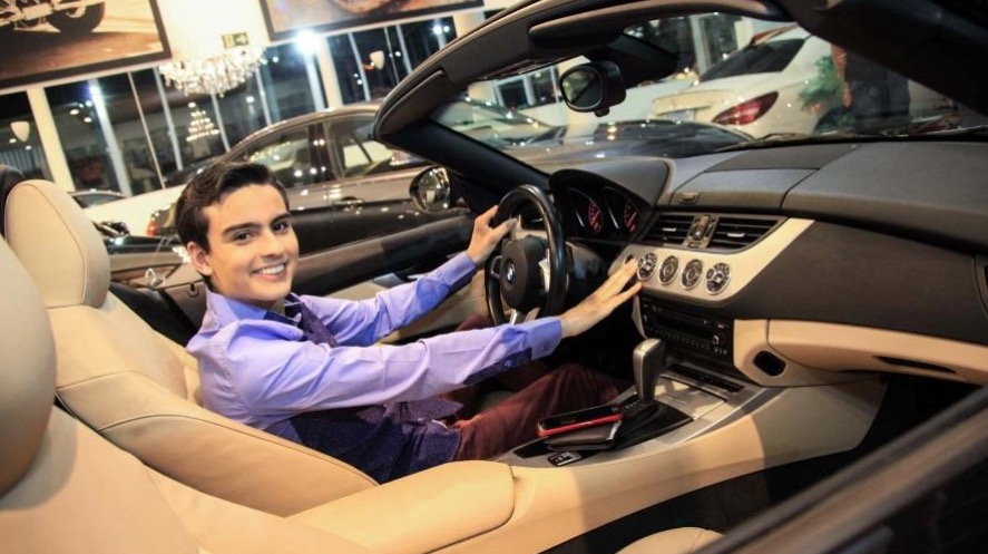  Aos 19, Dudu Camargo ostenta com carro importado caríssimo, saiba quanto