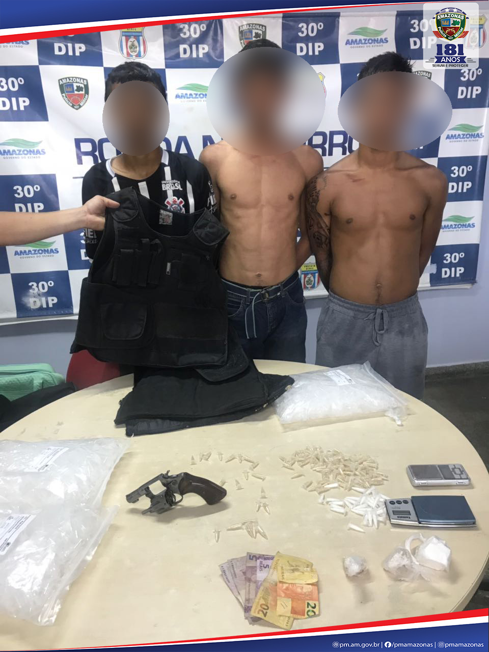 Trio armado é preso com mais de 130 porções de drogas em Manaus