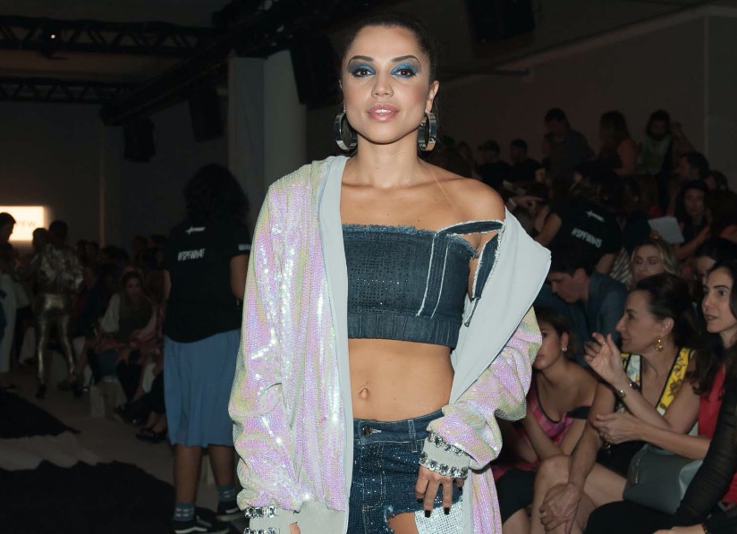 Ex-BBB Paula vai a evento de moda e tem look detonado por internautas