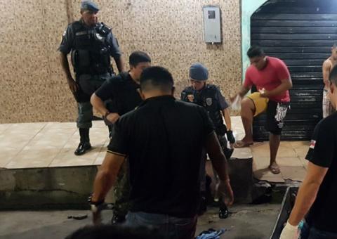 Bandidos armados descem de carro e matam homem com 7 tiros em Manaus