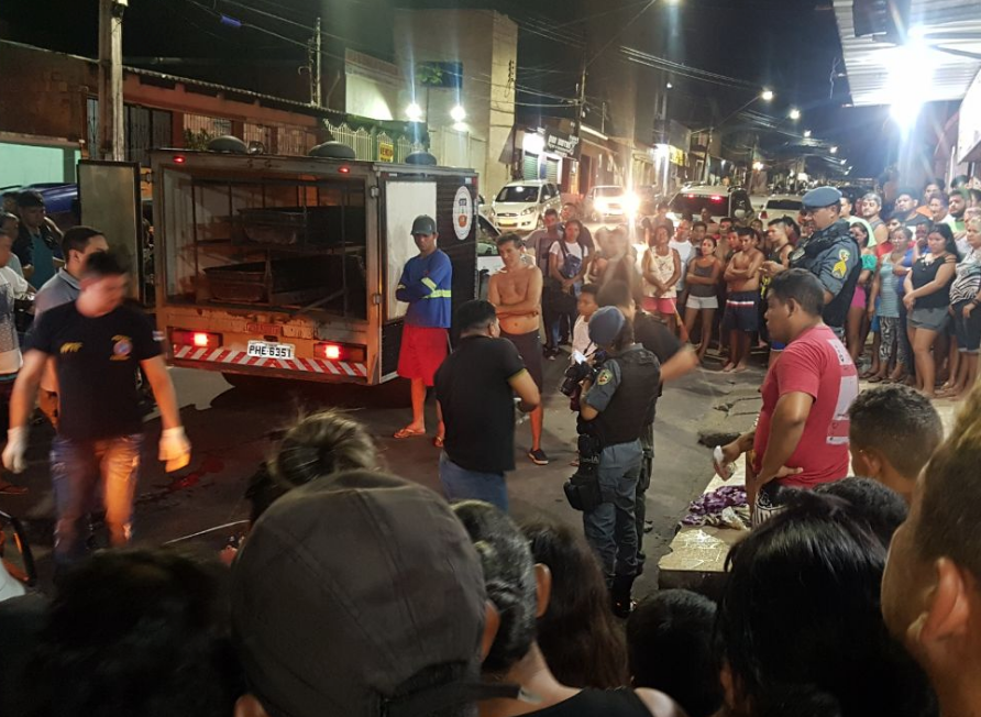 Bandidos armados descem de carro e matam homem com 7 tiros em Manaus