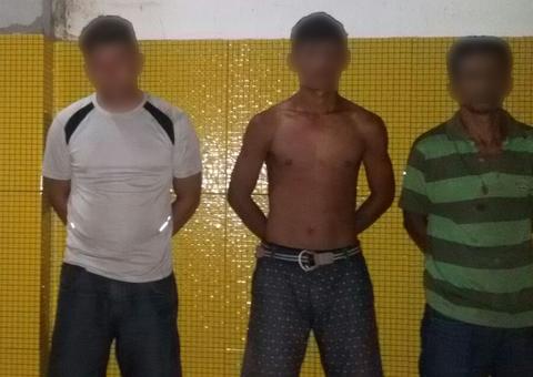 Grupo é preso no flagra enquanto assaltava jovem em rua de Manaus