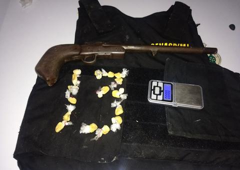 Em Manaus, adolescente é apreendido com colete à prova de balas e escopeta