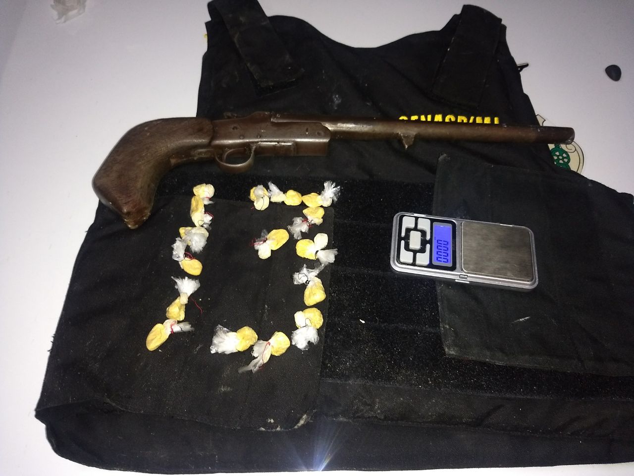 Em Manaus, adolescente é apreendido com colete à prova de balas e escopeta