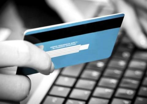 Mulher perde R$ 60 mil em golpe feito por homem que conheceu na internet