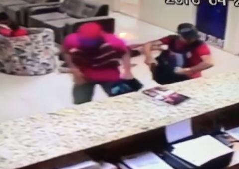 Câmaras flagram bandidos invadindo escola e realizando assalto-relâmpago em Manaus