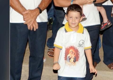 Criança de 4 anos morre ao tentar dirigir o carro do pai 