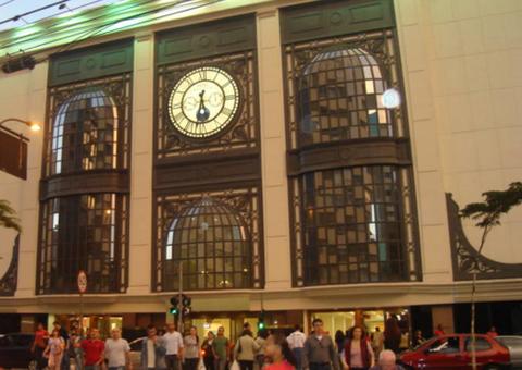 Homem que fez refém em shopping foi vingar traição, diz polícia