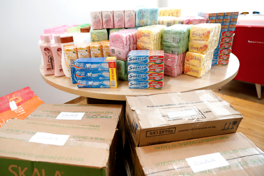 Prefeitura leva ações sociais a mulheres em condição de rua em Manaus