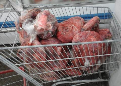 Mais de 3 mil ovos e produtos em decomposição são apreendidos em supermercado popular