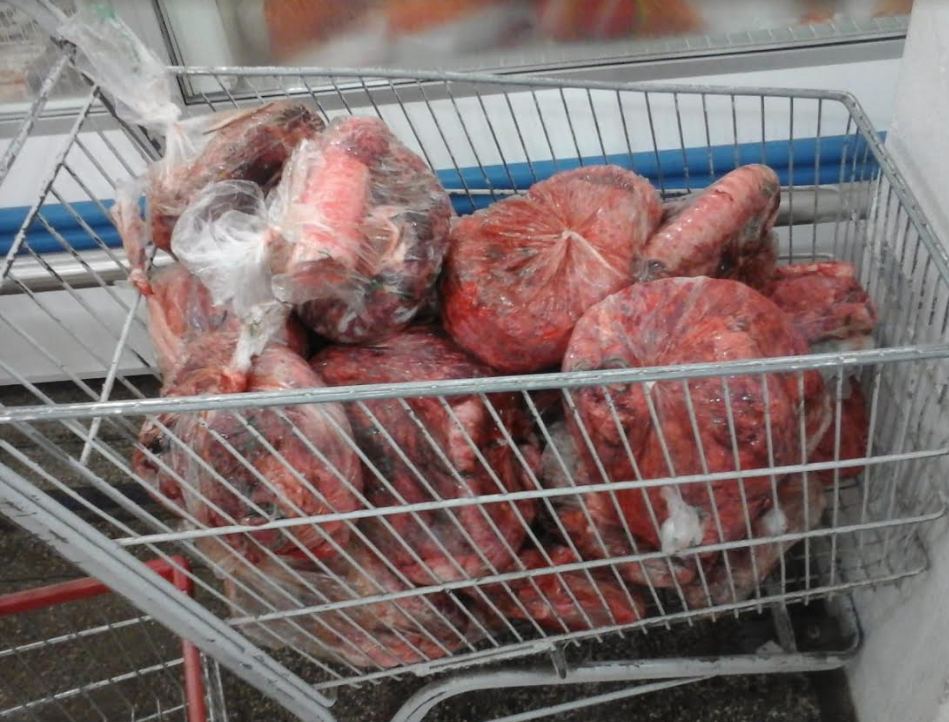 Mais de 3 mil ovos e produtos em decomposição são apreendidos em supermercado popular