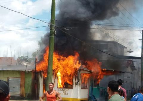 Incêndio destrói três lanchonetes no Amazonas 