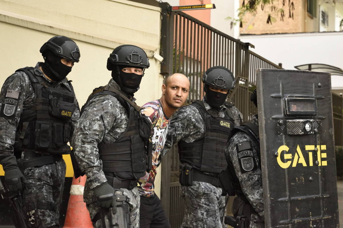 Armado com faca, homem mantém mulher e colega reféns em loja de shopping