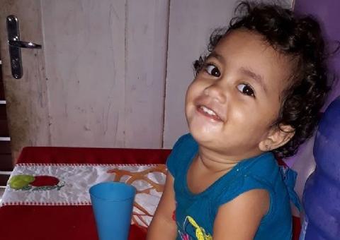 Menina de um ano morre após comer bolo envenenado feito pela própria mãe