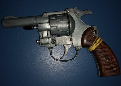 Três pessoas são presas com uma arma de fogo em Manaus