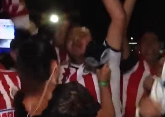  Repórter é apalpada ao vivo por torcedores e reage com 'microfonada'