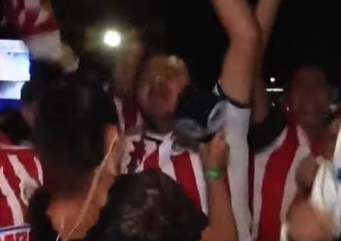  Repórter é apalpada ao vivo por torcedores e reage com 'microfonada'