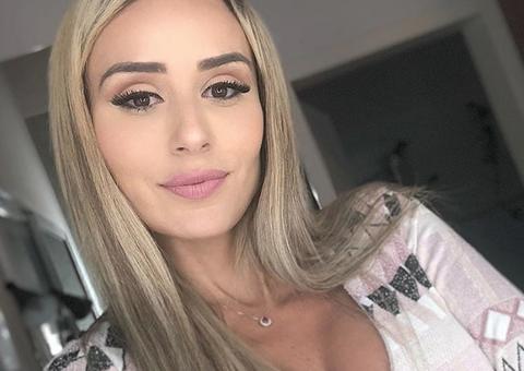 Ex-BBB Letícia revela sexo de segundo bebê com deputado