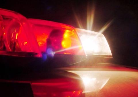 Bandidos armados fazem família refém durante assalto a loja em Manaus