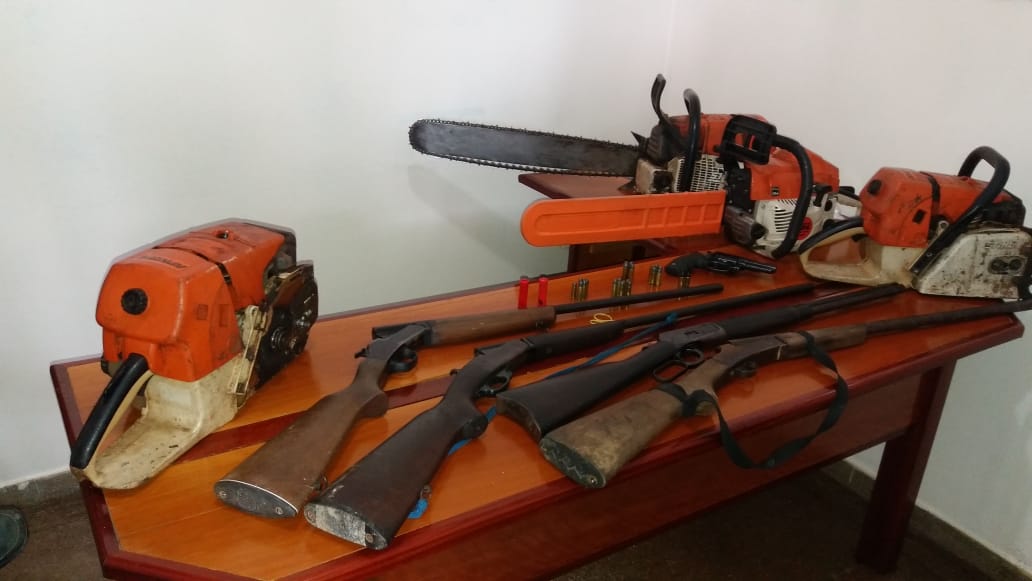 Dois homens são presos em flagrante com espingardas e motosserras durante operação no Amazonas