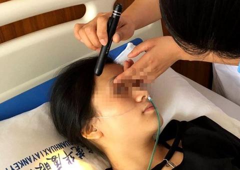 Mulher fica cega de um olho depois de usar excessivamente celular