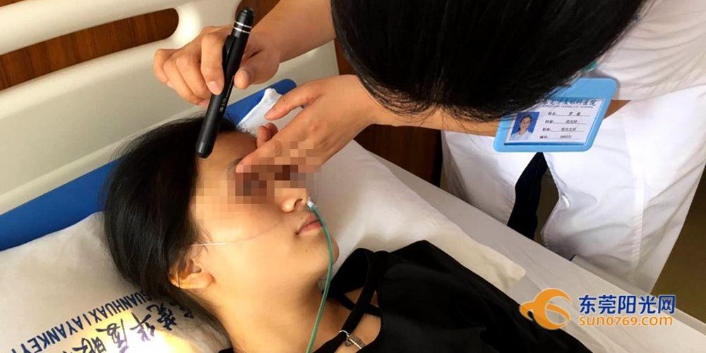 Mulher fica cega de um olho depois de usar excessivamente celular