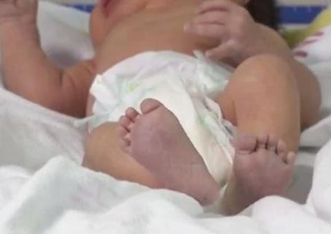 Pais abandonam bebê de um mês em carrinho na rua 