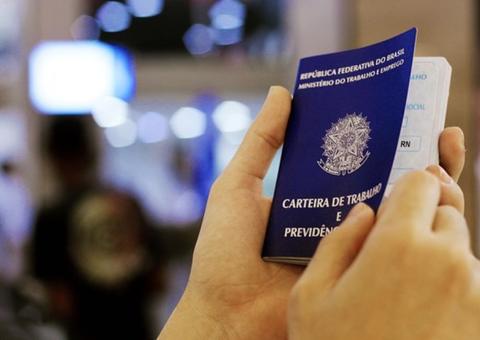 Emprego com carteira assinada registra queda histórica no Brasil