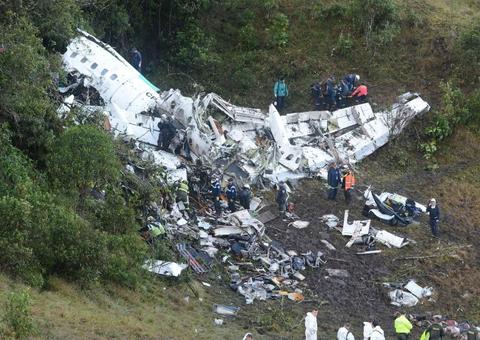 Piloto sabia que avião estava em emergência 40 minutos antes de cair, diz relatório