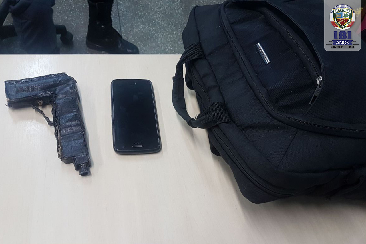 Polícia detêm assaltante com um revólver feito de papelão em Manaus