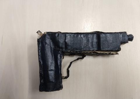 Polícia detêm assaltante com um revólver feito de papelão em Manaus