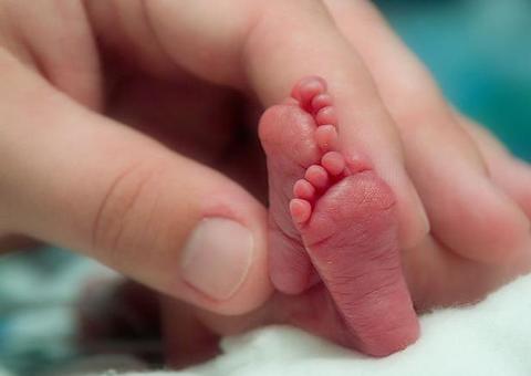 Bebê prematuro morre após ficar em incubadora improvisada com saco de lixo no Amazonas