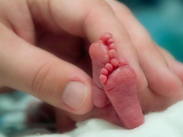 Bebê prematuro morre após ficar em incubadora improvisada com saco de lixo no Amazonas