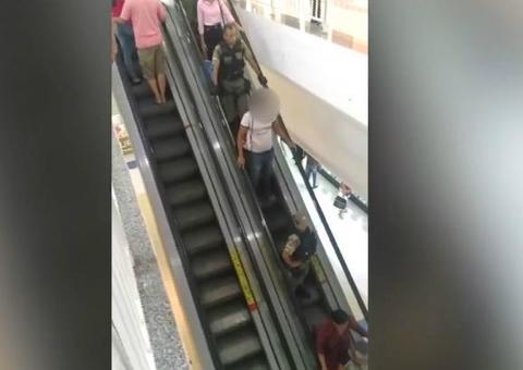 Homem é flagrado tendo relações sexuais com adolescente em shopping