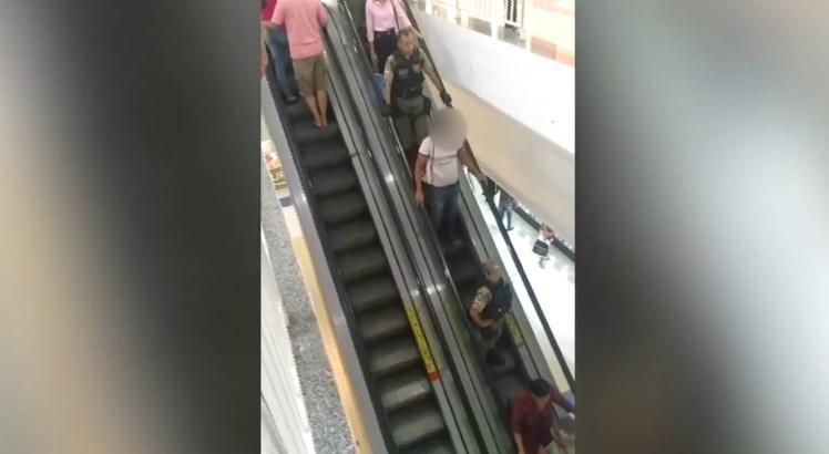 Homem é flagrado tendo relações sexuais com adolescente em shopping