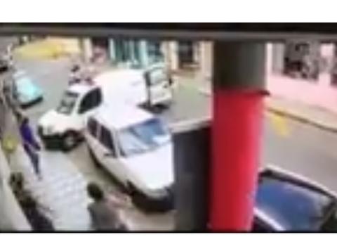 Idoso é arrastado por rua após despencar de ambulância desgovernada