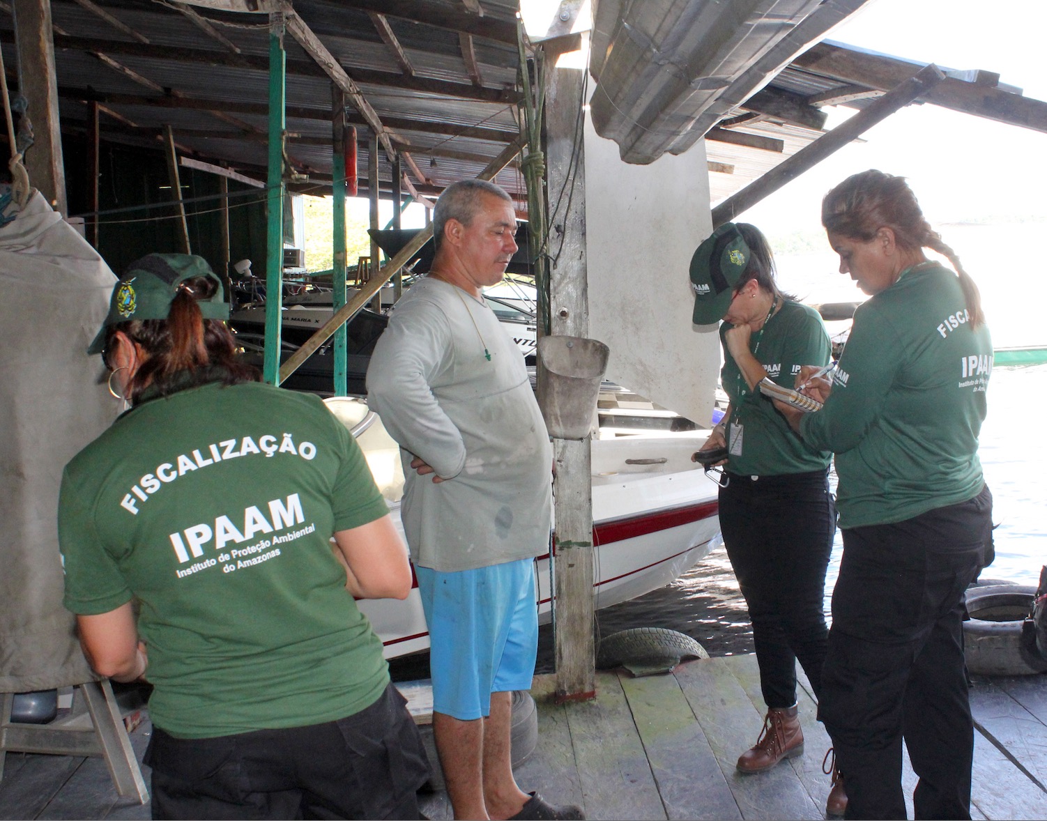 Ipaam fiscaliza 38 empreendimentos e notifica três estaleiros no rio Tarumã-Açu