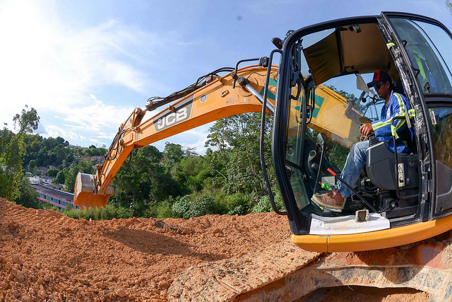 Prefeitura realiza ação de infraestrutura em áreas de risco em Manaus