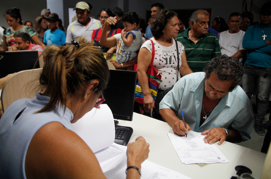 Em Manaus, ex-camelôs ainda não alocados em centros comerciais recebem bolsa-auxílio