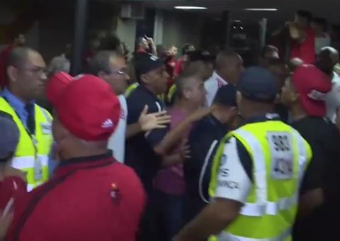 Quebra-Quebra e confusão: Torcedores do Fla agridem jogadores e Diego Alves revida