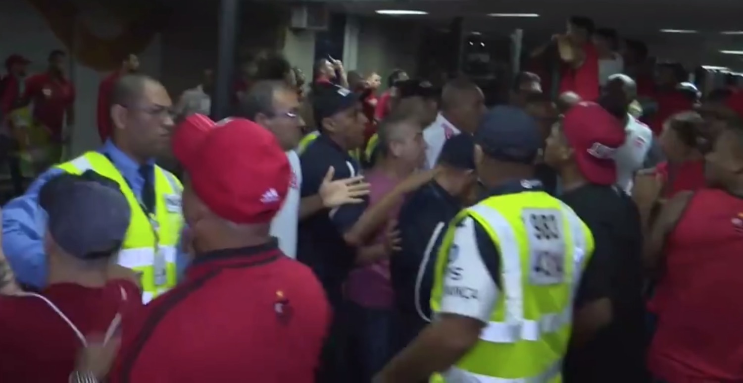Quebra-Quebra e confusão: Torcedores do Fla agridem jogadores e Diego Alves revida