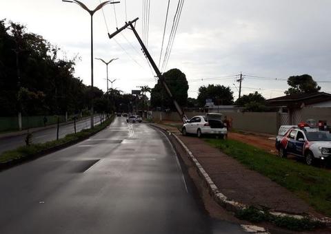 Carro bate em poste, que fica pendurado apenas pelos fios em Manaus
