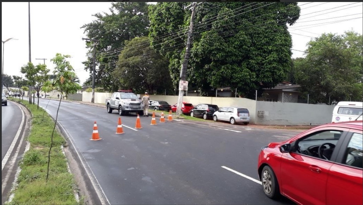 Carro bate em poste, que fica pendurado apenas pelos fios em Manaus