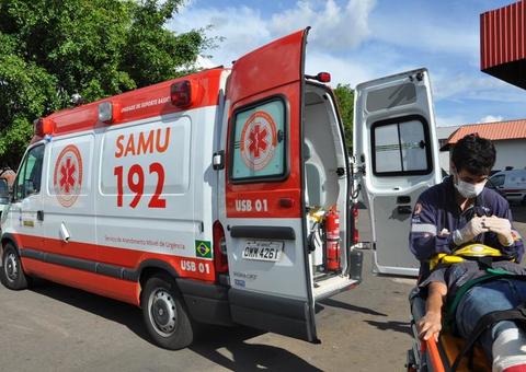 Homem fica preso nas ferragens após carro colidir com ônibus em Manaus