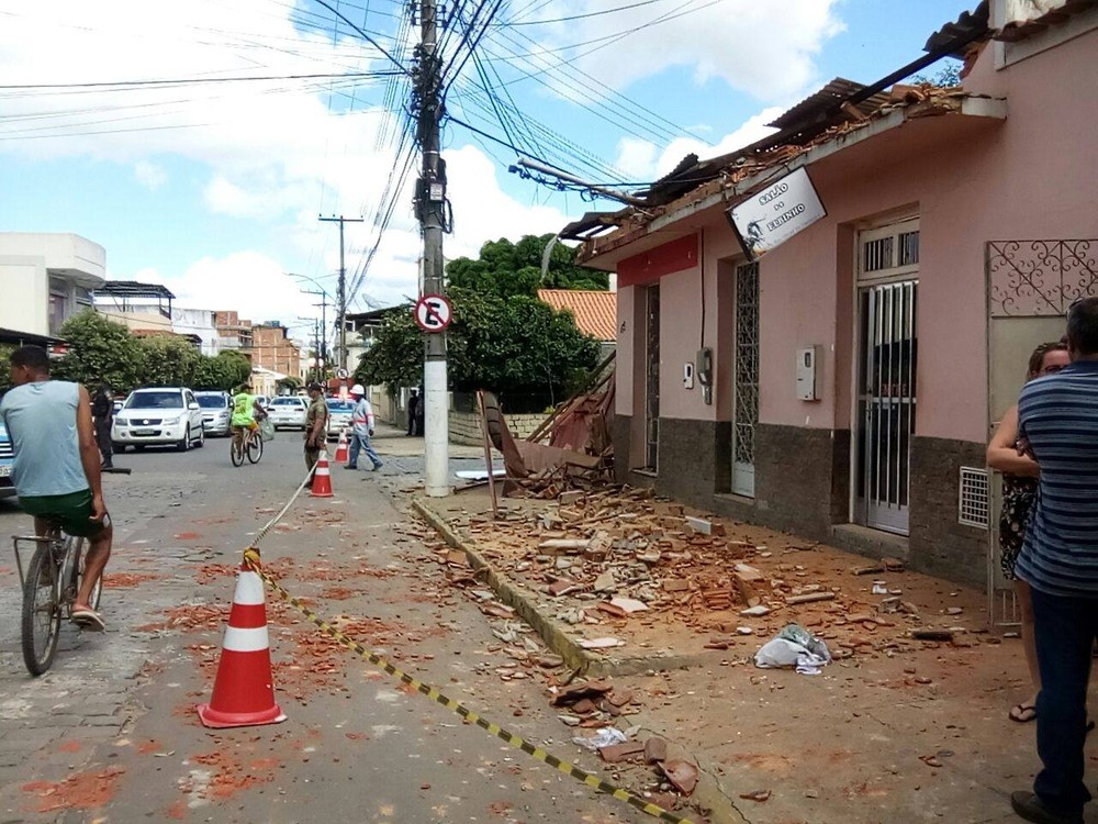 Acidente: Durante tentativa de pouso, helicóptero atinge três residências 